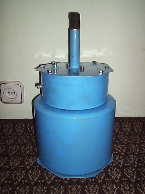 Fig. 10 : The oscillogram of transient process with the capacitor discharge through the discharger is represented.Scale value along the axis X is 2.5 ms