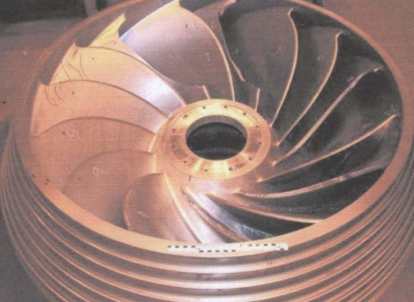 Figure 9 : LEFT: The outlet of the high head Francis turbine runner at Ste-Marguerite (SM3) in Canada. Note the reinforcements between the curved blade outlet for temporary operation of the runner. (Described in /Ref. 4)/ RIGHT: Curved and straight radial blades outlets (right side)-and curved and straight skewed blade outlets (left side) Similar problems occurred also in two power plants in Norway in 2008 at Driva (Hn=540 m, P=71.3 MW, n=600 RPM) and Sunnå Høy (Hn=540 m, P=106.2 MW, n=600 o/min).No report on the blade cracking at Driva has been published, but for Sunnå Høy the cracking stopped by cutting the blades towards a straight line-However the output of the runner increased so the new runners had to be made for this plant.There are similarities of the blade cracking at San Marguerite and Sunnå Høy. In spite of the more